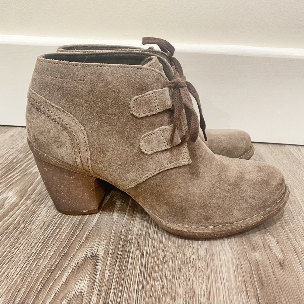 Clarks Artisan Suede Lace Up Ankle Boot ‘Carleta Lyon’ 9